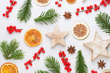 Noel kompozisyonu. Hediyeler, beyaz backgro üzerinde koni süslemeleri