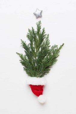 Noel tebrik kartı. Beyaz arka planda çam süslemesi. Ne?