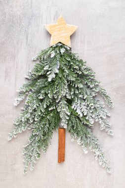 Noel ağacı dümdüz yatıyordu.