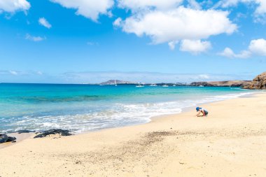 Güzel sahil manzarası ve tropikal Lanzarote denizi. Canar