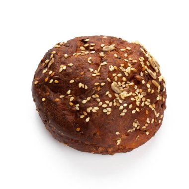 Beyaz arkaplanda çavdar ekmekleri.