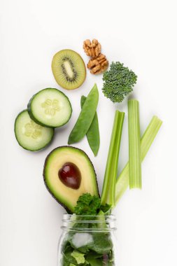 Taze sebzeler ve meyve suyu kavanozu kupaları..