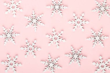 Noel arkaplanı. Beyaz kar süslemeleri pembe bir sırtüstü