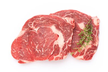 Beyaz arka planda taze çiğ biftek izole edilmiş..