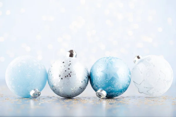 Weihnachtskugel Hintergrund. Grußkartendekorationen auf blauem b — Stockfoto
