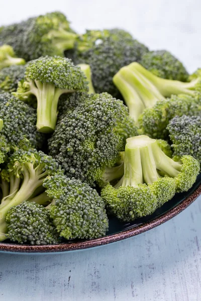Floretes verdes sanos del brócoli crudo orgánico listos para cocinar — Foto de Stock