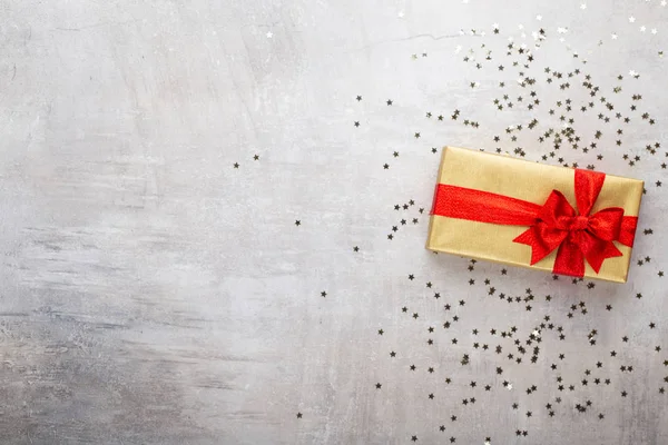 Подарункова або подарункова коробка і зірки конфетті на кольоровому столі зверху . — стокове фото