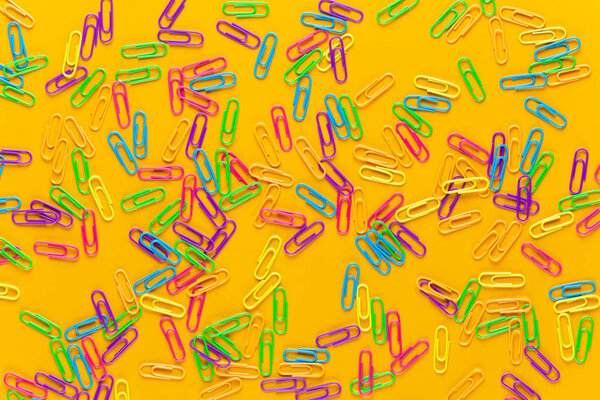 Тетрадь цвета бумаги на желтом фоне. Плоский лежал
. 