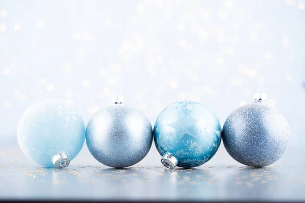 クリスマスボールの背景。青いbのグリーティングカードの装飾 — ストック写真