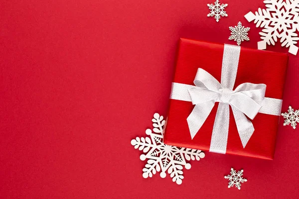 Рождество, праздничный подарок коробка на красном фоне . — стоковое фото