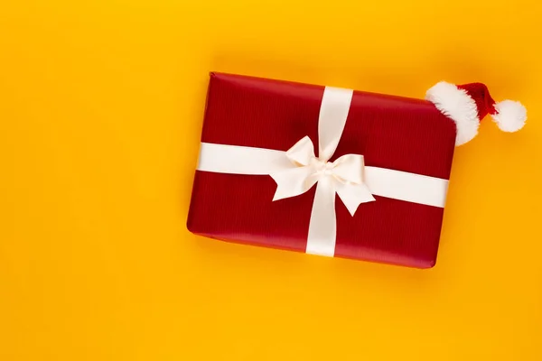Natal, caixa de presente de férias no fundo vermelho . — Fotografia de Stock