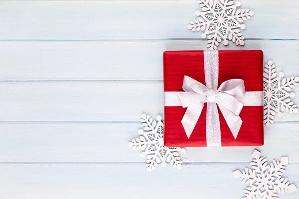 Natale, scatola regalo vacanza su sfondo rosso . — Foto Stock