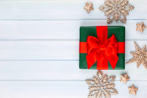 Navidad, caja de regalo de vacaciones sobre fondo rojo . — Foto de Stock