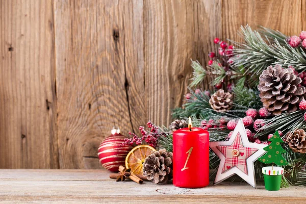 Kerstkaart. Feestelijke decoratie op houten ondergrond — Stockfoto