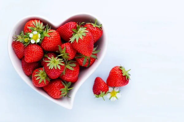 Jordgubbs hjärta. Färska jordgubbar i plåt på vit trä ta — Stockfoto