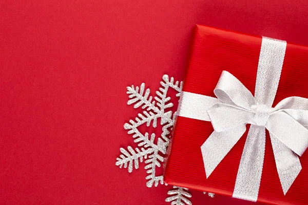 Χριστούγεννα, δώρο κουτί διακοπών σε κόκκινο φόντο. — Φωτογραφία Αρχείου