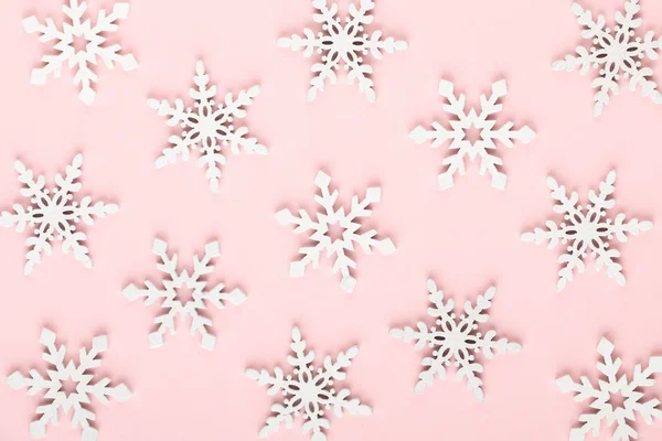 Fundo de Natal. Decorações de neve branca em um backgroun rosa — Fotografia de Stock