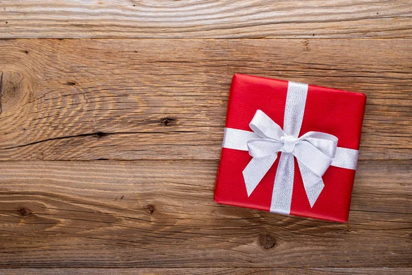 Geschenk-oder Geschenkbox und Sterne Konfetti auf Farbe Tischplatte Ansicht. Stockbild