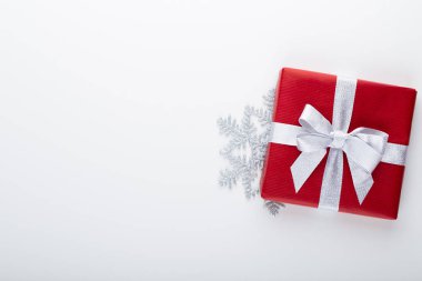 Hediye ya da hediye kutusu ve yıldız konfetisi renkli masa görünümünde. 