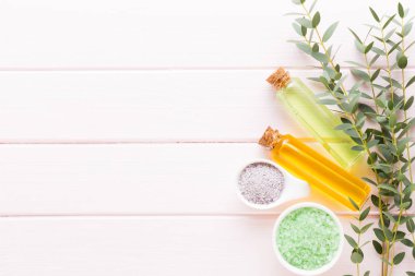 Pastel taşralı spa setiyle güzellik ve aromaterapi konsepti