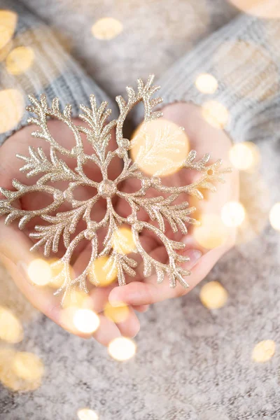 Noel dekoru kadınların elinde. Noel tebrik kartı. Kadının. — Stok fotoğraf