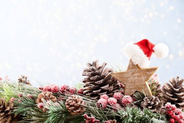 Bokeh arkaplanlı Noel ağacı. Mutlu Noeller.