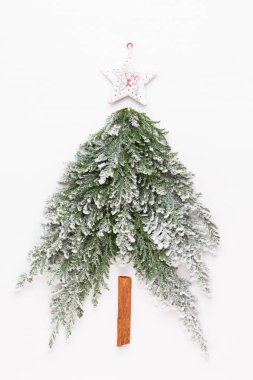 Noel ağacı dümdüz yatıyordu. Tebrik kartı.