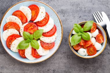 Klasik caprese salatası. Mozzarella domatesleri ve Basilikum.