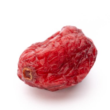 Kurutulmuş yaban mersini beyaz arka planda izole edilmiş.