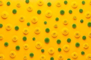 Sarı arka planda sarı çiçek deseni. Bahar selamlaması c