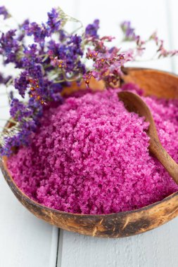 Kasede deniz tuzu, şişelerde aroma yağı, sağlık ve çiçekler. 