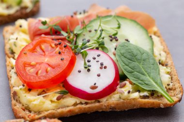 Krem peynirli, sebzeli ve salamlı sandviç..