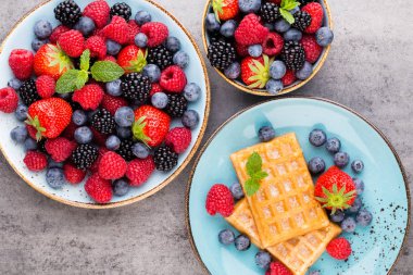 Mavi tabakta taze meyve salatası. Klasik ahşap arkaplan.