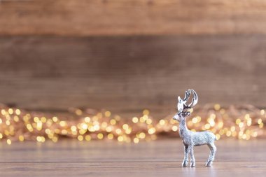 Tahtadaki renkli Noel ağacı, bokeh arkaplan. 