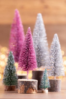 Tahtadaki renkli Noel ağacı, bokeh arkaplan.