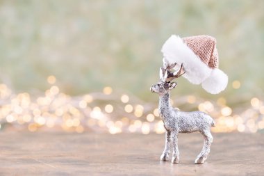 Bokeh gümüşü arka planda Noel geyiği. Noel ya da Yeni 