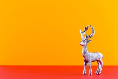 Pastel arka planda Noel geyiği. Noel ya da Yeni 