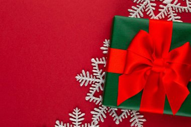 Noel, kırmızı arka planda tatil hediyesi kutusu.