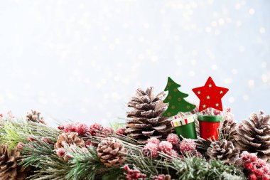 Bokeh arkaplanlı Noel ağacı. Mutlu Noeller.