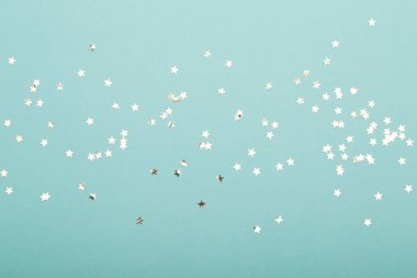 Noel kompozisyonu. Noel altın parıltılı süslemeleri.