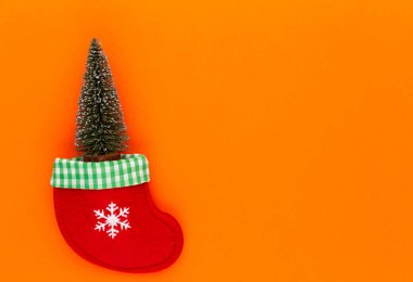 Pastel renkli arka planda Noel ağacı. Noel ya da Yeni Yıl