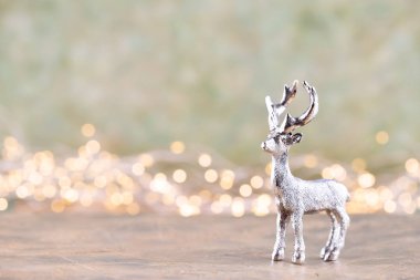 Bokeh gümüşü arka planda Noel geyiği. Noel ya da Yeni 