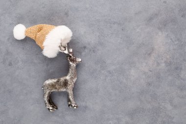 Pastel arka planda Noel geyiği. Noel ya da Yeni 