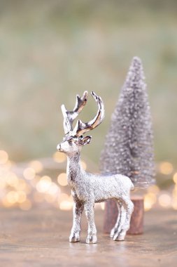 Yeşilde renkli Noel ağacı, bokeh arkaplan.