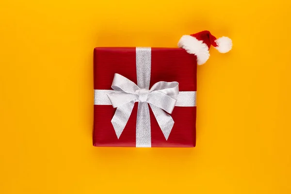 Kerstmis, vakantie geschenkdoos op rode achtergrond. — Stockfoto