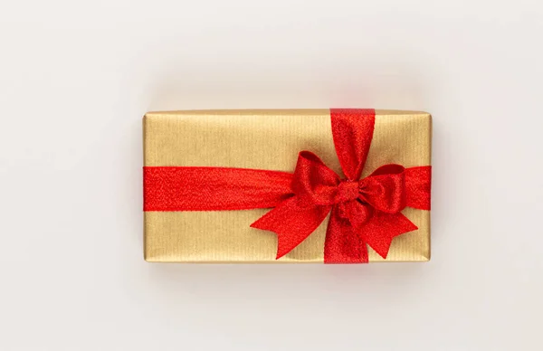 Cajas de regalo de Navidad con cintas en la mesa de color. — Foto de Stock