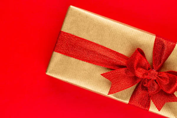Χριστουγεννιάτικα κουτιά δώρου με κορδέλες στο κόκκινο τραπέζι. — Φωτογραφία Αρχείου