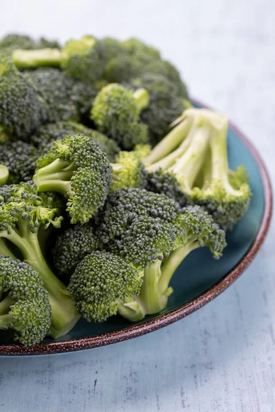 Floretes verdes sanos del brócoli crudo orgánico listos para cocinar — Foto de Stock