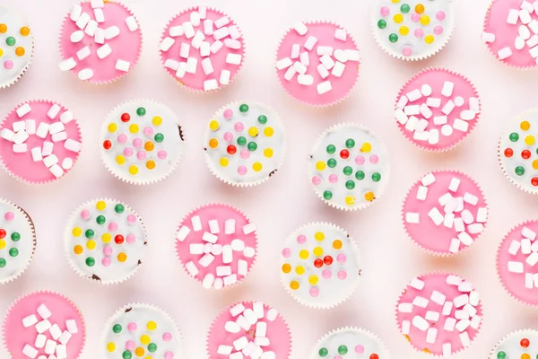 Coloridos cupcakes sobre un fondo blanco . —  Fotos de Stock