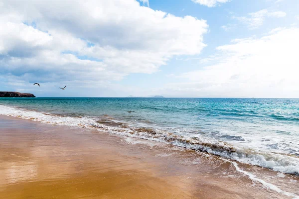 Panorama de hermosa playa y mar tropical de Lanzarote. Canar — Foto de Stock